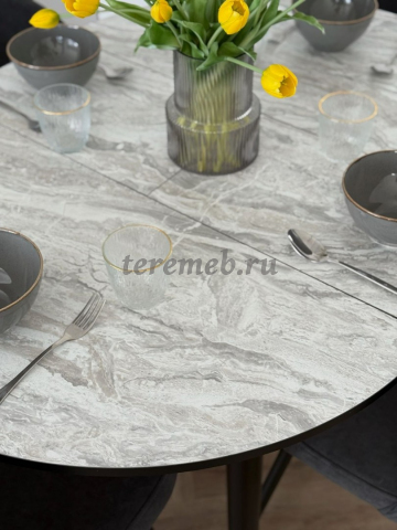 Обеденная группа: Стол раздвижной Универсальный круглый + Стулья Элион (чёрный), Материалы: ЛДСП; ПВХ; Дерево; Металл; ППУ; Ткань, Цвет стола: Чёрный/ЛДСП Кайлас серый мрамор, Цвет стульев: Чёрный/велюр Тедди №17 (тускло-серый)