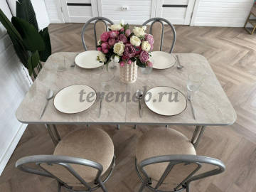 Обеденная группа: Стол раздвижной Универсальный + Стулья Венский (металлик), Материалы: ЛДСП; ПВХ; Пластик; Металл; ППУ; Кожзам, Цвет стола: Матовый хром/пластик Бежевый оникс, Цвет стульев: Металлик/кожзам Бежевый
