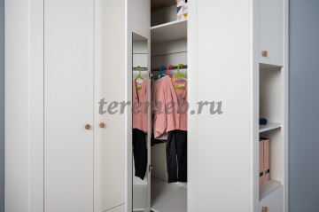 Шкаф угловой Джастин 13.229, Материалы: ЛДСП; ПВХ; ДВП;, Зеркало; Металл, Цвет: Дуб белый эксклюзив/Белый шагрень